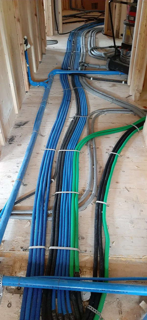 Rohrinstallation im Rohbau