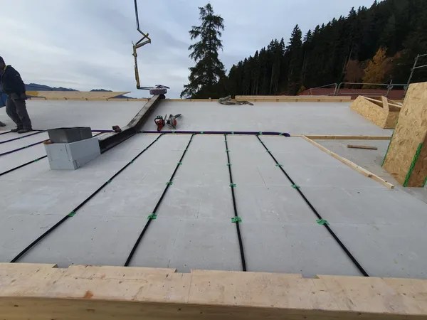 Rohrinstallation auf dem Dach